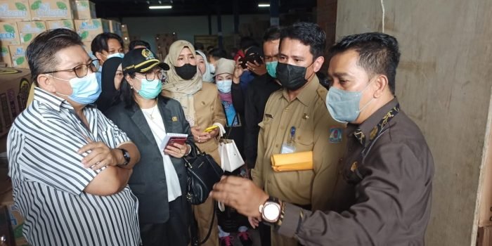 DPRD Balikpapan bersama perwakilan Dinas Perdagangan dan perwakilan Emak-Emak Bersatu Balikpapan saat melakukan sidak di PT Anugerah Cahaya yang terletak di Kariangau, Senin (14/3/2022). Foto: BorneoFlash.com/Niken.