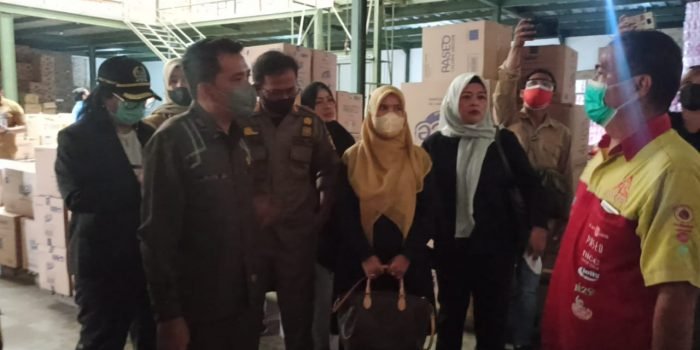 DPRD Balikpapan Bersama Emak-Emak Bersatu Sidak Distributor Minyak Goreng  