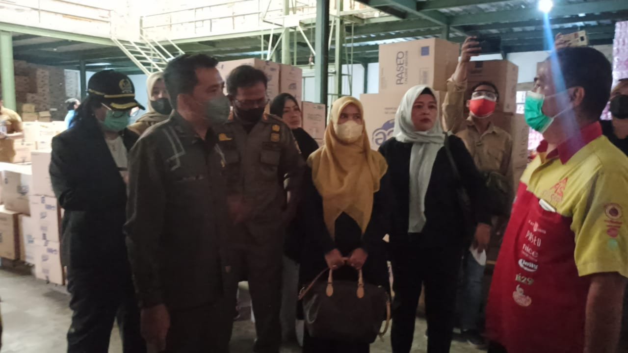 DPRD Balikpapan Bersama Emak-Emak Bersatu Sidak Distributor Minyak Goreng  