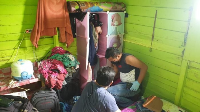 Pihak Kepolisian Polres Paser saat melakukan olah Tempat Kejadian Perkara (TKP) di lokasi pembunuhan seorang wanita dengan inisial M (37), di Gunung Rambutan, Kecamatan Kuaro, Kabupaten Paser, Kalimantan Timur. Foto: HO/Polres Paser. Pihak Kepolisian Polres Paser saat melakukan olah Tempat Kejadian Perkara (TKP) di lokasi pembunuhan seorang wanita dengan inisial M (37), di Gunung Rambutan, Kecamatan Kuaro, Kabupaten Paser, Kalimantan Timur. Foto: HO/Polres Paser.