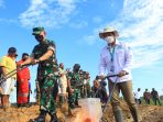 Kapok Sahli Pangdam VI/Mulawarman Brigadir Jenderal TNI Ivancius Siagian, M.A. melaksanakan penanaman awal jagung program pendampingan PT. Indoditas Duta Raya di lahan Estate Agro Mulawarman (ETAM) Kodam VI/Mulawarman. Kamis (17/3/2022). Foto: HO/Pendam VI/Mlw.