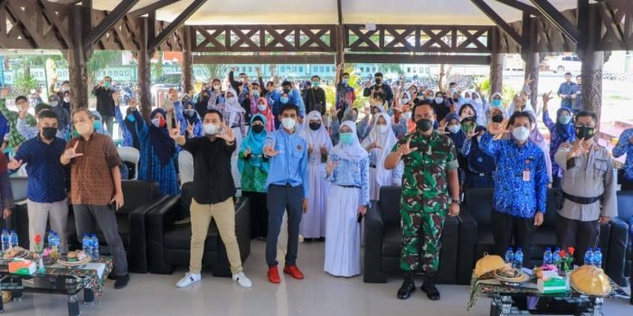 Foto bersama tamu undangan penulis dan peserta dalam Pekan Pers Bontang 2022, bertempat di Lamin Kodim 0908/BTG, Kamis (17/03/2022). Foto: Ist.