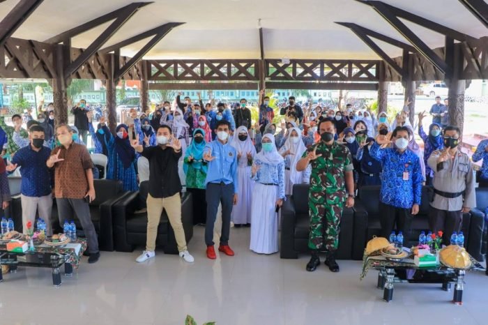 Foto bersama tamu undangan penulis dan peserta dalam Pekan Pers Bontang 2022, bertempat di Lamin Kodim 0908/BTG, Kamis (17/03/2022). Foto: Ist.