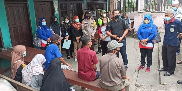 Kelurahan Muara Rapak Bersama Tim Semarak Peduli Bencana Berikan Donasi Korban Kebakaran RT 13 KM 2