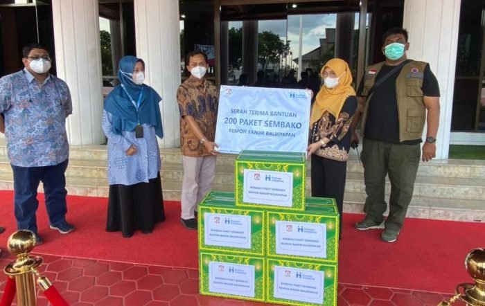 Human Initiative memberikan paket sembako kepada korban banjir kepada Pemkot Balikpapan di Halaman Kantor Wali Kota Balikpapan, Jumat (18/3/2022) sore. Foto: BorneoFlash.com/Niken.