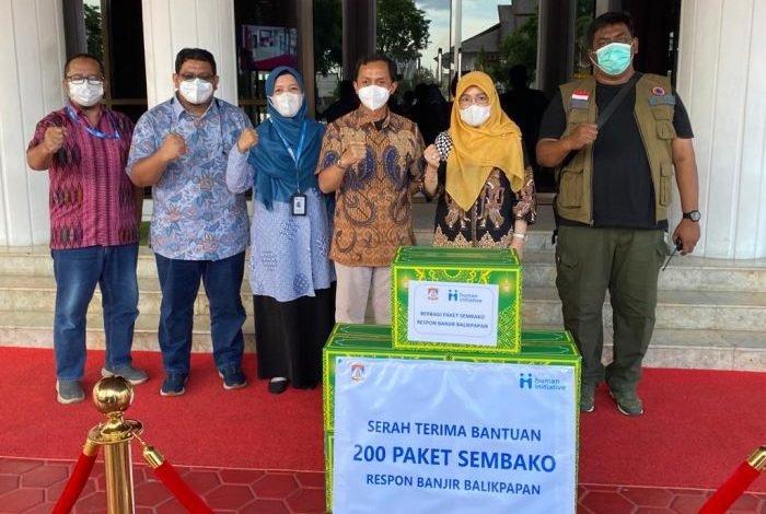 Human Initiative memberikan paket sembako kepada korban banjir kepada Pemkot Balikpapan di Halaman Kantor Wali Kota Balikpapan, Jumat (18/3/2022) sore. Foto: BorneoFlash.com/Niken.