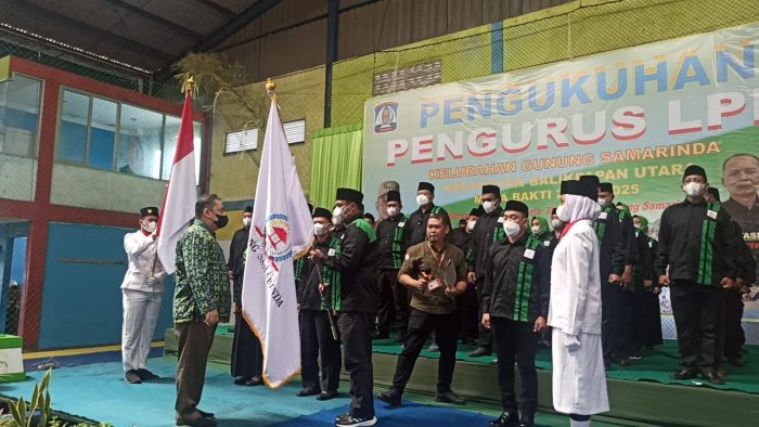 Pengukuhan pengurus Lembaga Pemberdayaan Masyarakat (LPM) Gunung Samarinda periode 2022-2025 berlangsung di Gedung Family Sport Clinic  Kelurahan Gunung Samarinda, Sabtu (19/3/2022). Foto: BorneoFlash.com/Niken.