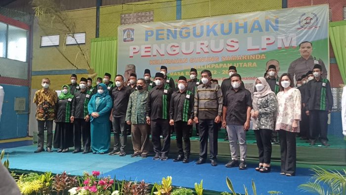 Foto Bersama Setelah Pengukuhan pengurus LPM Gunung Samarinda periode 2022-2025 yang berlangsung di Gedung Family Sport Clinic Kelurahan Gunung Samarinda, Sabtu (19/3/2022). Foto: BorneoFlash.com/Niken.