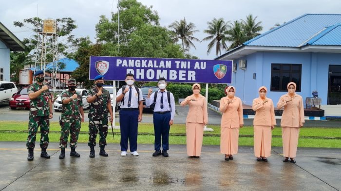 Komandan Lanud Dhomber Kaltim Kolonel Pnb Sidik Setiyono, S.E., M.Han didampingi Ketua Yasarini Pengurus Cabang Lanud Dhomber Nyonya Lina Sidik Setiyono beserta pengurus melepas keberangkatan Casis SMA Pradita Dirgantara bertempat di Vip Room Base Ops Lanud Dhomber Minggu, (20/3/2022). Foto: BorneoFlash.com/Niken.