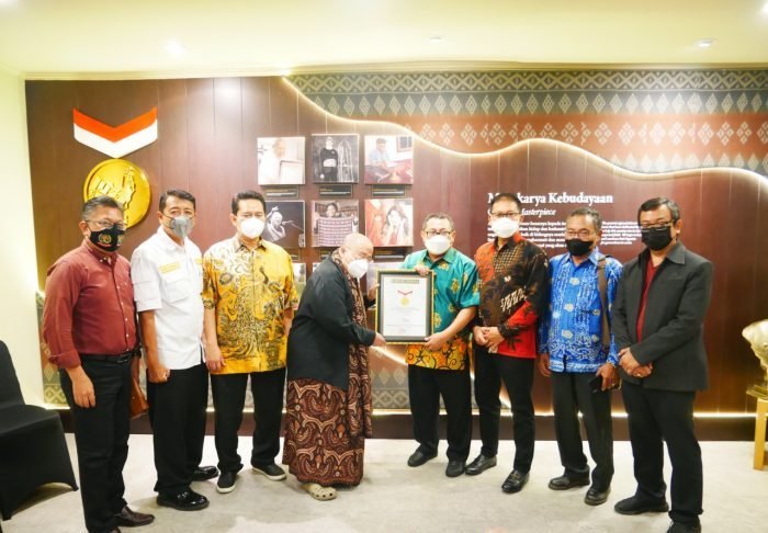 Piagam Penghargaan diserahkan langsung oleh Pendiri MURI Jaya Suprana kepada Ketua Umum SMSI Pusat Firdaus di Galeri MURI Jakarta di lantai LG Mall of Indonesia (MOI), Jakarta, Jumat 18 Maret 2022. Foto: HO.