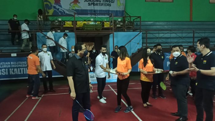 Ketua Umum Persatuan Bulutangkis Seluruh Indonesia (PBSI) Pusat Agung Firman Sampurna resmi membuka kejuaraan Kalimantan Timur (Kaltim) Open 2022 di GOR Hevindo berlokasi di Jalan MT Haryono, Minggu (20/3/2022). Foto: BorneoFlash.com/Niken.