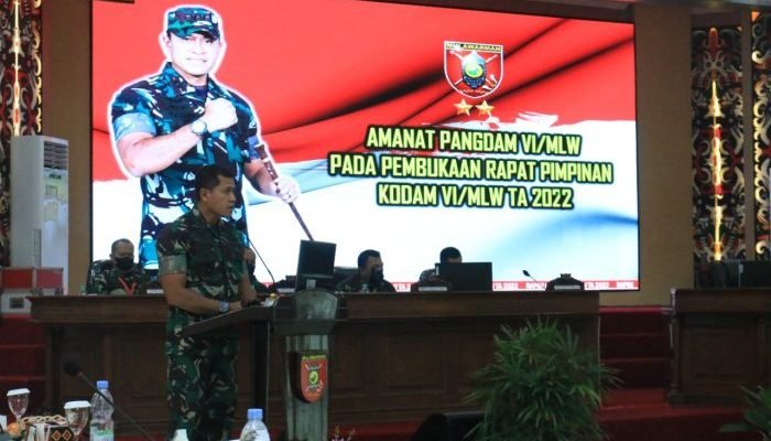 Panglima Kodam VI/mulawarman Mayjen TNI Teguh Pudjo Rumekso secara resmi membuka Rapat Pimpinan Kodam VI/Mlw Tahun 2022 bertempat di Aula Makodam VI/Mlw, Balikpapan Selasa (22/3/2022). Foto: HO/Pendam VI/Mlw.