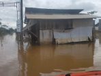 Banjir di Sangatta, ketinggian air di perkampungan warga yang jauh dari jalan poros utama masih sangat tinggi, hampir dua meter, Selasa (22/3/2022). Foto: HO.