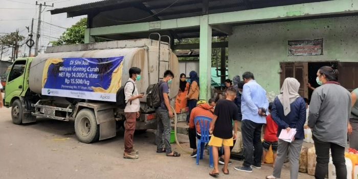 Apical Group Bersama RNI Distribusikan 7,4 Ton Minyak Goreng Curah Kepada Pedagang Pasar Sepinggan   