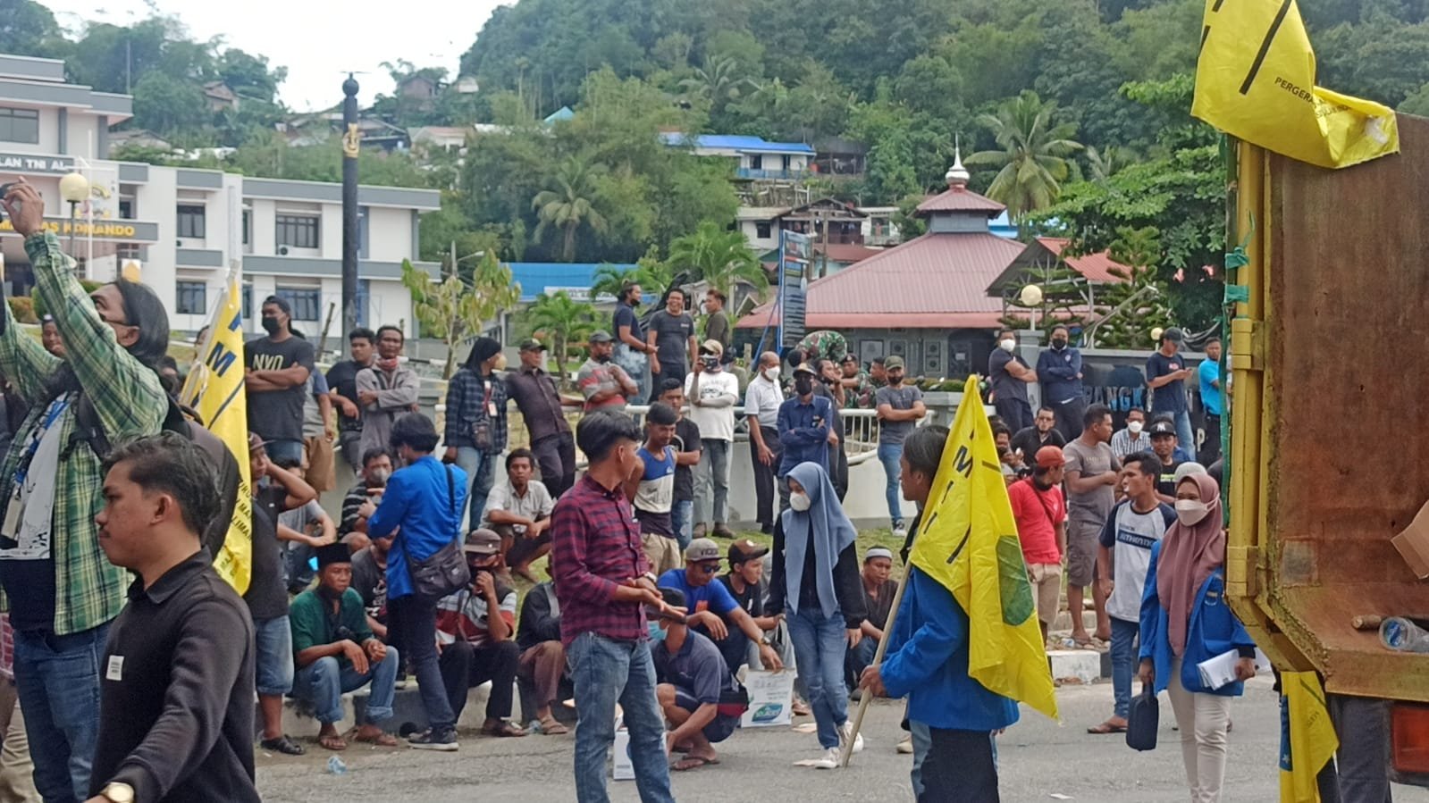 Unjuk Rasa Mahasiswa Bersama Sopir Truk Pertanyakan Penyebab Kelangkaan Solar   