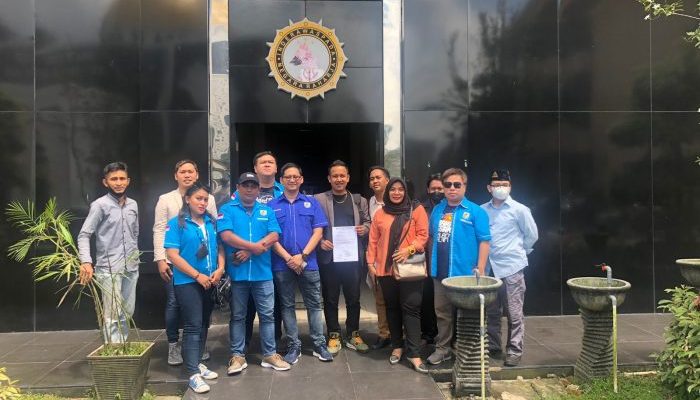 DPD KNPI Kota Balikpapan versi Musyawarah Daerah Bersama saat datangi Polda Kaltim. Foto: BorneoFlash.com/Niken.
