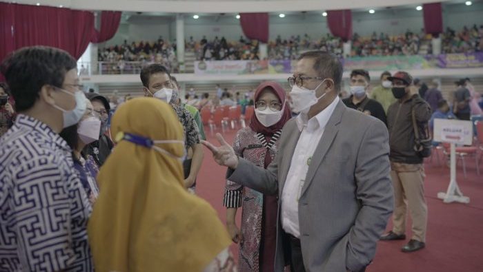 Direktur jenderal pelayanan kesehatan Kemenkes RI Prof. Dr. Abdul  Kadir , Ph . D. SP. THT - Kl(k) Mars saat meninjau pelaksanaan vaksinasi di Balikpapan Sport Convention Center (BSCC/DOME), Kamis (24/3/2022). Foto: BorneoFlash.com/Niken.