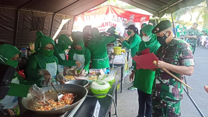 Persit Kartika Chandra Kirana Cabang XII Yonif Raider 600/Modang PD VI/Mulawarman menyelenggarakan lomba memasak yang berlangsung di Aula Mako Yonif Raider 600/ Modang, Sabtu (26/3/2022). Foto: BorneoFlash.com/Niken.