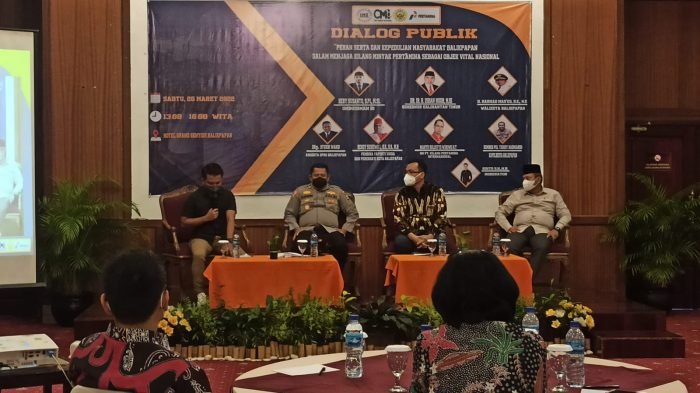 Dialog publik bersama dengan mengangkat tema peran dan kepedulian masyarakat Balikpapan dalam menjaga kilang minyak Pertamina sebagai objek vital nasional, di Ballroom Hotel Grand Senyiur Balikpapan, Sabtu (26/3/2022). Foto: BorneoFlash.com/Niken.