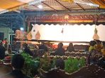 Pagelaran seni wayang semalam suntuk yang digelar di Halaman parkir rumah dinas Ketua DPRD Balikpapan, Sabtu (26/3/2022) malam. Foto: BorneoFlash.com/Niken.