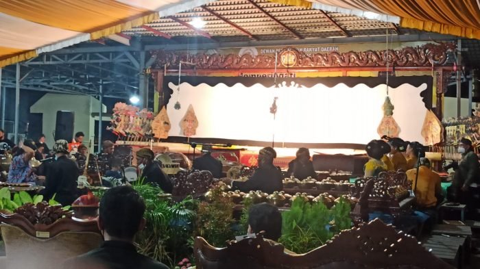 Pagelaran seni wayang semalam suntuk yang digelar di Halaman parkir rumah dinas Ketua DPRD Balikpapan, Sabtu (26/3/2022) malam. Foto: BorneoFlash.com/Niken.