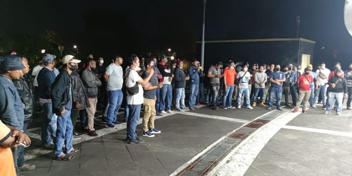 Aksi yang dilakukan KNPI Musda Bersama di Balikpapan Sport Convention Center (BSCC/DOME), Minggu (27/3/2022). Foto: BorneoFlash.com/Niken.