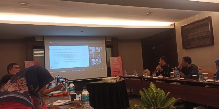 Perwakilan jurnalis Balikpapan menyaksikan peluncuran Supertext perpesanan hybrid bersama CEO Supertext melalui virtual di Berau Room Swiss Belhotel Balikpapan, Senin (28/3/2022). Foto: BorneoFlash.com/Niken.