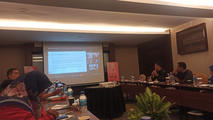 Perwakilan jurnalis Balikpapan menyaksikan peluncuran Supertext perpesanan hybrid bersama CEO Supertext melalui virtual di Berau Room Swiss Belhotel Balikpapan, Senin (28/3/2022). Foto: BorneoFlash.com/Niken.