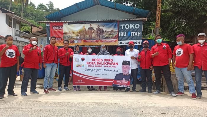 Wakil Ketua DPRD Balikpapan Budiono menyerap aspirasi warga RT 40 Kelurahan Margomulyo Kecamatan Balikpapan Barat secara door to door, Senin (28/3/2022). Foto: BorneoFlash.com/Niken.