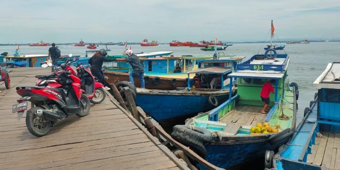Angkutan penyeberangan air antara Kota Balikpapan di Kampung Baru Balikpapan Barat ke Kabupaten Penajam Paser Utara (PPU). Foto: BorneoFlash.com/Niken.