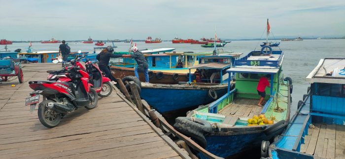 Angkutan penyeberangan air antara Kota Balikpapan di Kampung Baru Balikpapan Barat ke Kabupaten Penajam Paser Utara (PPU). Foto: BorneoFlash.com/Niken.