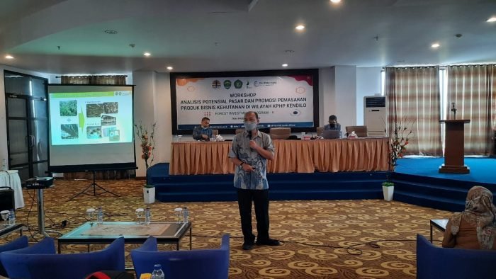 Unit Pelaksana Teknis Daerah (UPTD) Kesatuan Pengelolaan Hutan Produksi (KPHP) Kendilo, pada Dinas Kehutanan Kaltim saat menggelar workshop analisis potensial pasar dan promosi pemasaran produk bisnis kehutanan, yang berlangsung di Hotel Kriyad Sadurengas, Kabupaten Paser, Kalimantan Timur, Selasa (29/3/2022). Foto: BorneoFlash.com/Sarrassani.