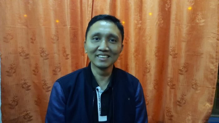 General Manager Hotel Kyriad Sadurengas, Alle Mahrus saat ditemui di salah satu cafe yang ada di Kecamatan Tanah Grogot, Kabupaten Paser, Kalimantan Timur. Foto: BorneoFlash.com/Sarrassani.