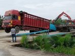 Aktivitas bongkar muat di Pelabuhan Tanah Paser, Kecamatan Tanah Grogot, Kabupaten Paser, Kalimantan Timur. Foto: BorneoFlash.com/Sarrassani.