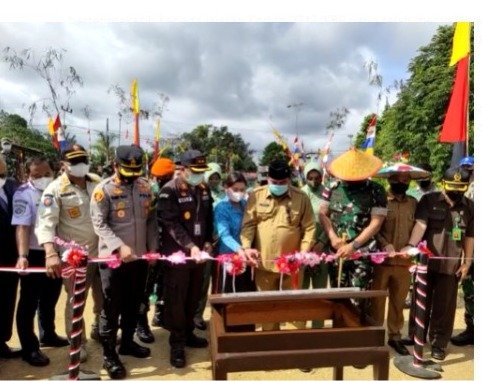 Bupati Kutai Barat FX Yapan Resmikan Kampung Sendawar Kecamatan Barong Tongkok Menjadi Kampung Pancasila di Kabupaten Kutai Barat. Selasa (29/3/2022). Foto: BorneoFlash.com/Lilis Suryani.