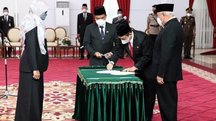 Gubernur Kaltim, Isran Noor resmi melantik Sekretaris Daerah (Sekda) Kaltim terbaru, Sri Wahyuni di Pendopo Odah Etam, Kantor Gubernur Kaltim pada Rabu (30/3/2022). Foto: HO/Humasprov Kaltim.