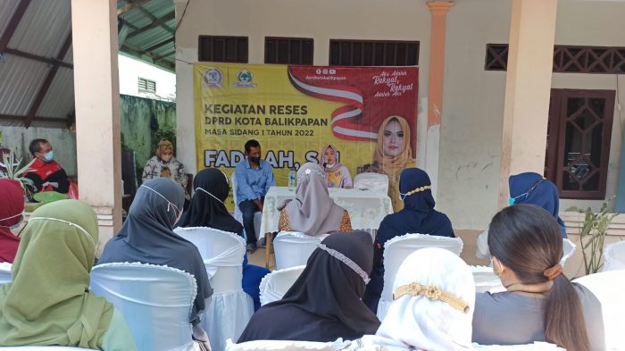 Anggota DPRD Balikpapan Fadillah, SH dikediaman Paiman Jalan Pembangunan Blok B no 28 Rt 24, Kelurahan Telagasari, Selasa(29/3/2022) sore. Foto: BorneoFlash.com/Niken.