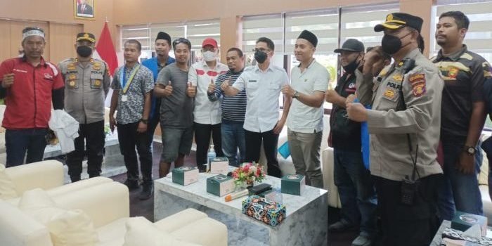 Mediasi Walikota Balikpapan H Rahmad Mas'ud bersama para demonstran di ruang VIP Kantor Wali Kota Balikpapan, Rabu (30/3/2022). Foto: BorneoFlash.com/Niken.