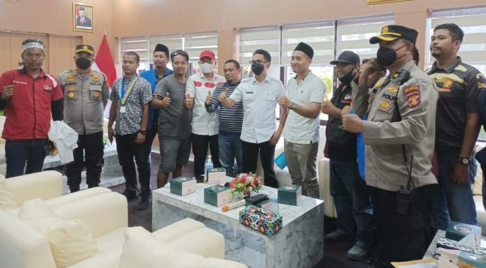 Mediasi Walikota Balikpapan H Rahmad Mas'ud bersama para demonstran di ruang VIP Kantor Wali Kota Balikpapan, Rabu (30/3/2022). Foto: BorneoFlash.com/Niken.