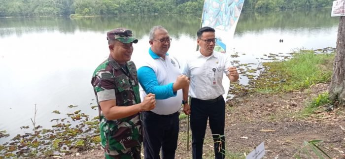 Kepala Dinas Lingkungan Hidup (DLH) Kota Balikpapan Sudirman Djayaleksana (kanan), memperingati Hari Air Sedunia ke-30 tahun 2022, dengan melakukan penanaman bibit tanaman pohon bambu Petung, Rabu (30/03/2022). Foto: BorneoFlash.com/Niken.