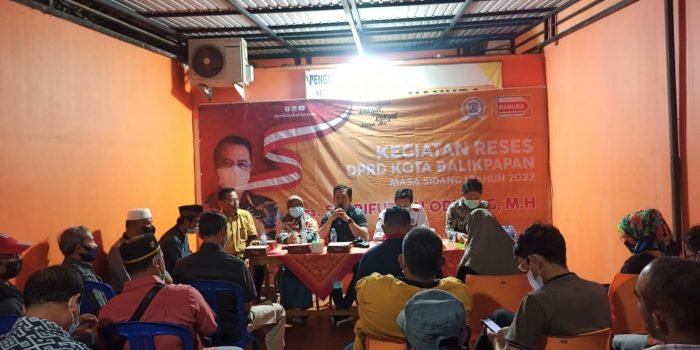 Anggota DPRD Balikpapan Drs. Syarifuddin Oddang, MH menggelar kegiatan serap aspirasi Perumahan PGRI Graha Indah RT 13 kelurahan Graha Indah Balikpapan Utara, Selasa (29/3/2022) malam. Foto: BorneoFlash.com/Niken.