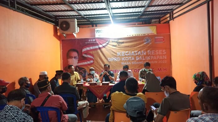 Anggota DPRD Balikpapan Drs. Syarifuddin Oddang, MH menggelar kegiatan serap aspirasi Perumahan PGRI Graha Indah RT 13 kelurahan Graha Indah Balikpapan Utara, Selasa (29/3/2022) malam. Foto: BorneoFlash.com/Niken.