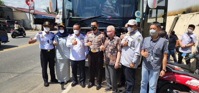 Jasa Raharja Kalimantan Timur bersama Dinas Perhubungan Provinsi Kaltim, Ditlantas Polda Kaltim, BPTD Wilayah XVII Provinsi Kaltimtara melaksanakan kegiatan pemeriksaan laik jalan kendaraan (ramp check). Foto: HO/Jasa Raharja Kaltim