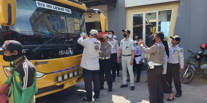Kegiatan ramp check dilakukan di beberapa pool-pool bus yang ada di Kota Balikpapan seperti PO Gelora dan PO Pulau Indah, Kamis (14/4/2022). Foto: HO/Jasa Raharja Kaltim.