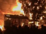 Kebakaran terjadi Pasar Gembrong, Cipinang Besar Utara, Jatinegara, Jakarta Timur pada Minggu (24/4/2022) sekitar pukul 21.15 WIB. Foto: HO/KOMPAS/WAHYU ADITYO PRODJO.