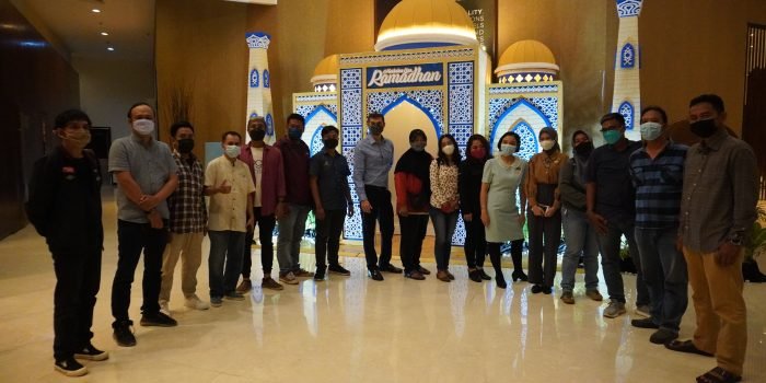 General Manager Novotel Ibis Balikpapan, Florent Michaud (tengah) Foto bersama rekan-rekan media, pers dan influencer lokal Balikpapan untuk menghadiri IKN (Iftar Ke Novotel), Selasa (12/4/2022). Foto: BorneoFlash.com/Niken.