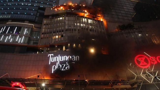 Kebakaran Mal Tunjungan Plaza. FOTO: HO/Antara/Didik Suhartono.