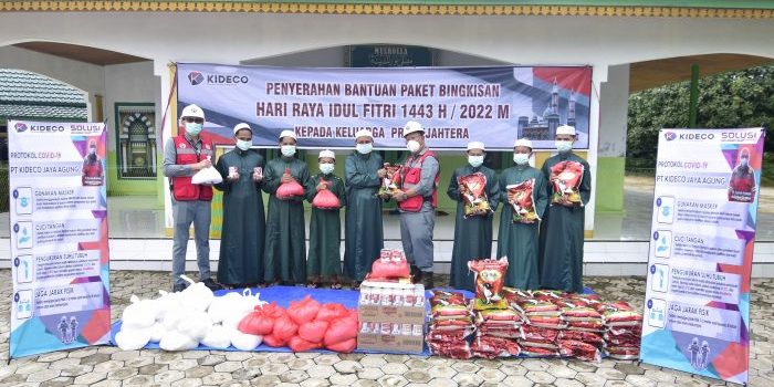 Senior Manager ER & Sustainability, Suriyanto dan Manager CSR M.Luqman Hakim menyerahkan bantuan bingkisan hari raya kepada Pondok Pesantren Nurul Amin Batu Kajang. Foto: HO/Kideco.