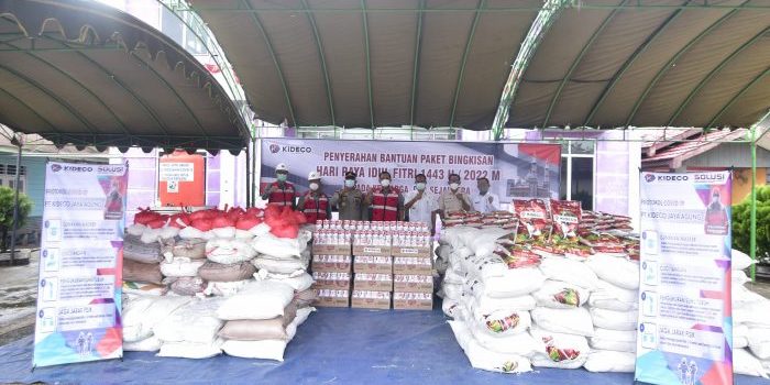 Wakil Presiden Direktur Kideco, Johanes Ispurnawan menyerahkan secara simbolis bingkisan hari raya kepada Kepala Desa Batu Kajang. Foto: HO/Kideco.