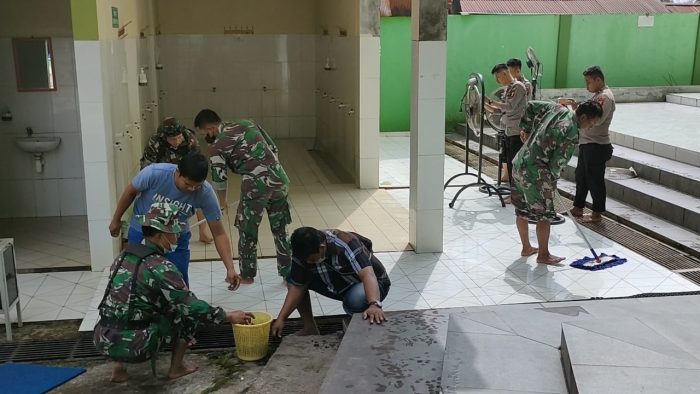 Anggota Kodim 0912/KBR bersama Polres Kubar yang bahu-membahu membersihkan Masjid Baiturrahim di Kecamatan Barong Tongkok, Kabupaten Kubar. Foto: BorneoFlash.com/Lilis Suryani.